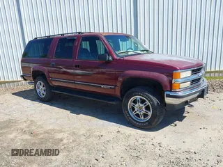 1998 Chevrolet Suburban z VIN 1GNFK16R6WJ321647, wystawiony jako IAAI lot #42290260 z przebiegiem 231 841 mil mil oraz . Historia ofert i sprzedaży dostępna na DreamBid. Obrazek 1.