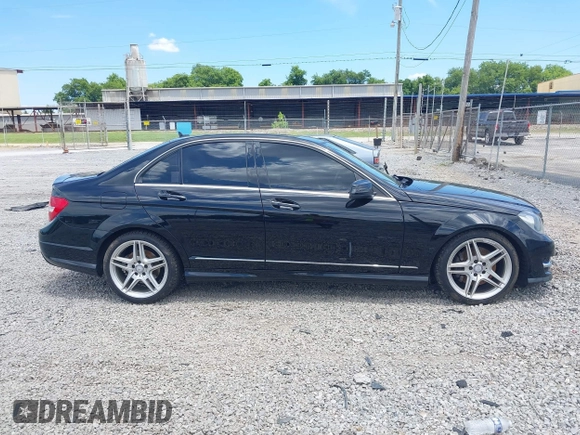 2013 Mercedes-Benz C 300 Sport с VIN WDDGF8AB3DA839741, выставлен на аукционе IAAI как лот 42647321 с пробегом 234 146 миль миль и . История ставок и продаж доступна на DreamBid. Изображение 13.