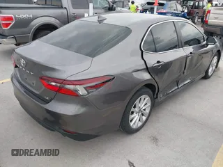 2023 Toyota Camry LE z VIN 4T1R11AK1PU169839, wystawiony jako IAAI lot #42140135 z przebiegiem 10 808 mil mil oraz . Historia ofert i sprzedaży dostępna na DreamBid. Obrazek 4.