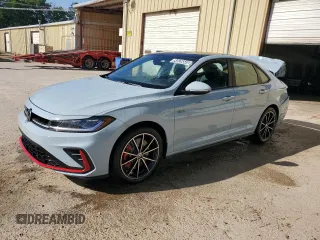2025 Volkswagen Jetta GLI Autobahn z VIN 3VW2T7BU0SM066361, wystawiony jako Copart lot #54526545 z przebiegiem 1942 mil mil oraz Szkody całkowita. Historia ofert i sprzedaży dostępna na DreamBid. Obrazek 1.