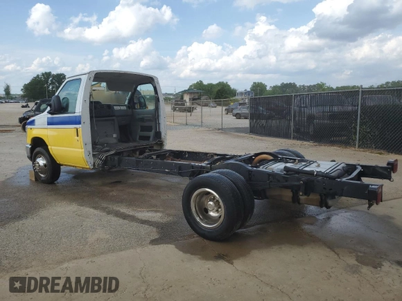 2016 Ford Econoline Commercial z VIN 1FDXE4FS6GDC19995, wystawiony jako Copart lot #55162035 z przebiegiem 241 783 mil mil oraz Tytuł czysty. Historia ofert i sprzedaży dostępna na DreamBid. Obrazek 2.