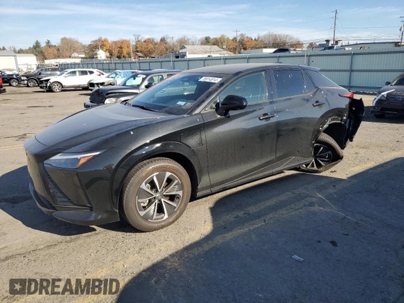 2024 Lexus RZ 300e Premium z VIN JTJABABBXRA001776, wystawiony jako Copart lot #76914814 z przebiegiem 1391 mil mil oraz Szkody całkowita. Historia ofert i sprzedaży dostępna na DreamBid. Obrazek 1.