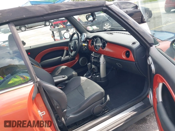 2007 MINI Convertible z VIN WMWRF33557TG16283, wystawiony jako IAAI lot #42331390 z przebiegiem 117 902 mil mil oraz . Historia ofert i sprzedaży dostępna na DreamBid. Obrazek 5.