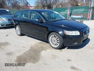 2011 Volvo V50 with VIN YV1672MW0B2612250, listed as a IAAI auction lot 41781498 with 106 mi miles. Bid and sale history available at carsss.com. Image 1.