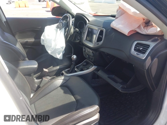 2019 Jeep Compass Latitude z VIN 3C4NJDBB5KT789289, wystawiony jako IAAI lot #42536898 z przebiegiem 84 172 mil mil oraz . Historia ofert i sprzedaży dostępna na DreamBid. Obrazek 5.