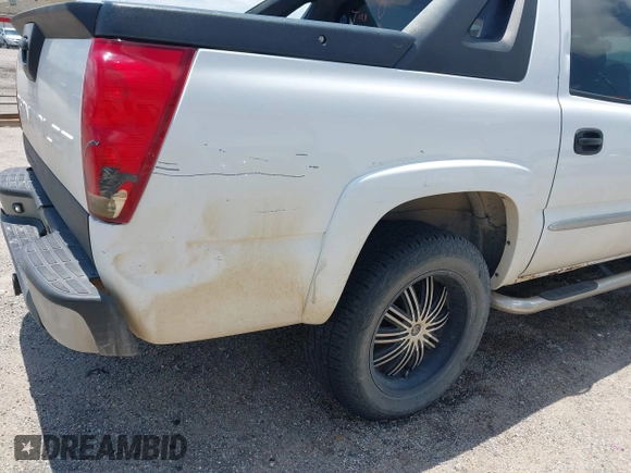 2005 Chevrolet Avalanche LS with VIN 3GNEC12Z15G267981, listed as a IAAI auction lot 42345543 with 235,585 mi miles and . Bid and sale history available at DreamBid. Image 6.
