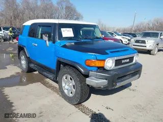 2007 Toyota FJ Cruiser with VIN JTEBU11F670092954, listed as a IAAI auction lot 41771022 with 200,569 mi miles. Bid and sale history available at carsss.com. Image 1.