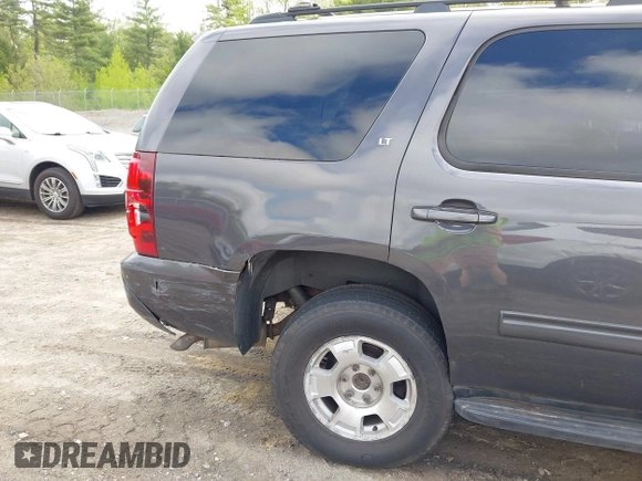 2010 Chevrolet Tahoe LT z VIN 1GNUKBE01AR105053, wystawiony jako IAAI lot #42268400 z przebiegiem 296 257 mil mil oraz . Historia ofert i sprzedaży dostępna na DreamBid. Obrazek 6.