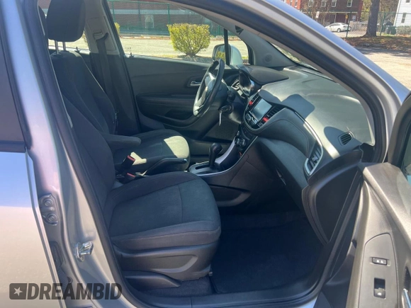 2017 Chevrolet Trax LS with VIN KL7CJKSB1HB057485, listed as a Copart auction lot 55684685 with 117,445 mi miles and Clean Title. Bid and sale history available at carsss.com. Image 5.