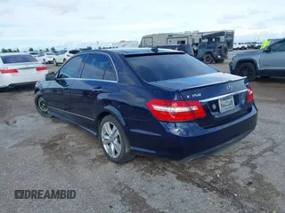 2013 Mercedes-Benz E 350 Luxury z VIN WDDHF8JB3DA763748, wystawiony jako IAAI lot #42447273 z przebiegiem 140 460 mil mil oraz . Historia ofert i sprzedaży dostępna na DreamBid. Obrazek 3.