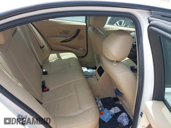 2013 BMW 3 Series 320i xDrive z VIN WBA3C3C54DF982676, wystawiony jako IAAI lot #42155003 z przebiegiem Nie podano mil oraz . Historia ofert i sprzedaży dostępna na DreamBid. Obrazek 8.