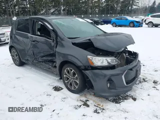 2018 Chevrolet Sonic LT z VIN 1G1JD6SB4J4106822, wystawiony jako IAAI lot #41591103 z przebiegiem 74 497 mil mil oraz . Historia ofert i sprzedaży dostępna na DreamBid. Obrazek 1.