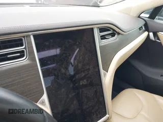 2014 Tesla Model S 60 z VIN 5YJSA1H10EFP34137, wystawiony jako IAAI lot #42311565 z przebiegiem Nie podano mil oraz . Historia ofert i sprzedaży dostępna na DreamBid. Obrazek 17.