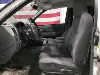 2005 Chevrolet Colorado LS Z71 z VIN 1GCDT196458131494, wystawiony jako Copart lot #50412305 z przebiegiem 149 267 mil mil oraz Szkoda całkowita • Salvage title. Historia ofert i sprzedaży dostępna na DreamBid. Obrazek 7.