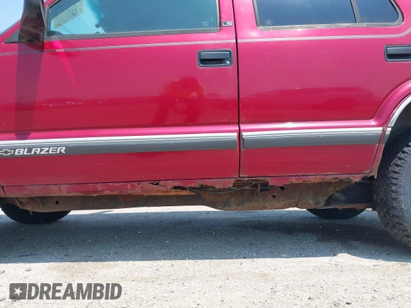 1997 Chevrolet Blazer LS z VIN 1GNDT13W6V2243751, wystawiony jako IAAI lot #42437683 z przebiegiem 148 262 mil mil oraz . Historia ofert i sprzedaży dostępna na DreamBid. Obrazek 6.