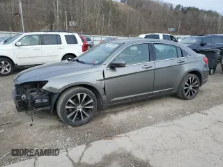 2012 Chrysler 200 Touring z VIN 1C3CCBBG3CN257997, wystawiony jako Copart lot #45372005 z przebiegiem 153 587 mil mil oraz Szkoda całkowita • Salvage title. Historia ofert i sprzedaży dostępna na DreamBid. Obrazek 1.