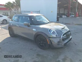2020 MINI Hardtop Cooper S z VIN WMWXR5C00L2M23924, wystawiony jako IAAI lot #41520706 z przebiegiem 123 006 mil mil oraz . Historia ofert i sprzedaży dostępna na DreamBid. Obrazek 1.