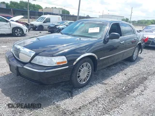 2008 Lincoln Town Car Limited z VIN 2LNHM82W68X659796, wystawiony jako IAAI lot #42105970 z przebiegiem 80 437 mil mil oraz . Historia ofert i sprzedaży dostępna na DreamBid. Obrazek 2.