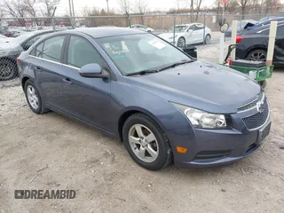 2014 Chevrolet Cruze 1LT z VIN 1G1PC5SB3E7467938, wystawiony jako IAAI lot #41900700 z przebiegiem 125 040 mil mil oraz . Historia ofert i sprzedaży dostępna na DreamBid. Obrazek 1.