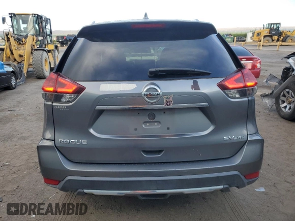 2018 Nissan Rogue SV z VIN KNMAT2MV4JP587809, wystawiony jako Copart lot #55093905 z przebiegiem 150 802 mil mil oraz Szkoda całkowita • Salvage title. Historia ofert i sprzedaży dostępna na DreamBid. Obrazek 6.