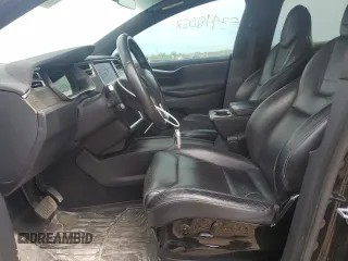 2016 Tesla Model X 70D z VIN 5YJXCAE28GF008476, wystawiony jako Copart lot #53448105 z przebiegiem Nie podano mil oraz Szkody całkowita. Historia ofert i sprzedaży dostępna na DreamBid. Obrazek 7.