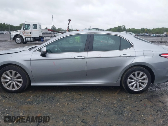 2019 Toyota Camry LE z VIN 4T1B11HK0KU698215, wystawiony jako IAAI lot #42319699 z przebiegiem 54 864 mil mil oraz . Historia ofert i sprzedaży dostępna na DreamBid. Obrazek 15.