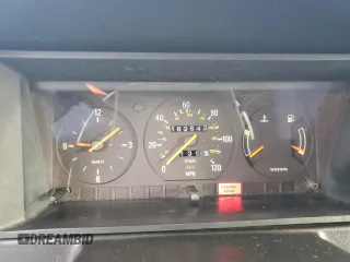 1990 Volvo 240 z VIN YV1AA8845L1400684, wystawiony jako Copart lot #49742045 z przebiegiem 182 643 mil mil oraz Tytuł czysty. Historia ofert i sprzedaży dostępna na DreamBid. Obrazek 9.