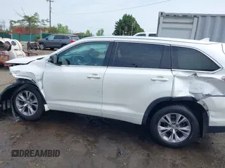2015 Toyota Highlander XLE z VIN 5TDJKRFH2FS131663, wystawiony jako IAAI lot #42126277 z przebiegiem 108 843 mil mil oraz . Historia ofert i sprzedaży dostępna na DreamBid. Obrazek 18.