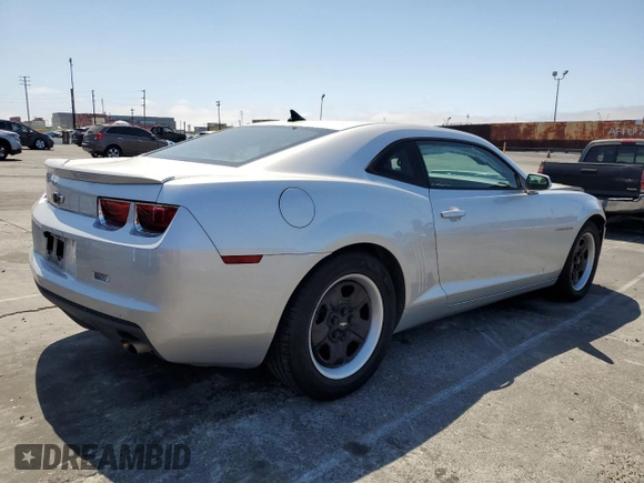 2013 Chevrolet Camaro LS z VIN 2G1FA1E36D9160856, wystawiony jako Copart lot #58444415 z przebiegiem 152 328 mil mil oraz Czysty tytuł • Clean title. Historia ofert i sprzedaży dostępna na DreamBid. Obrazek 3.
