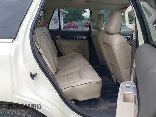 2008 Lincoln MKX z VIN 2LMDU68C18BJ27938, wystawiony jako IAAI lot #42318376 z przebiegiem 103 415 mil mil oraz . Historia ofert i sprzedaży dostępna na DreamBid. Obrazek 8.
