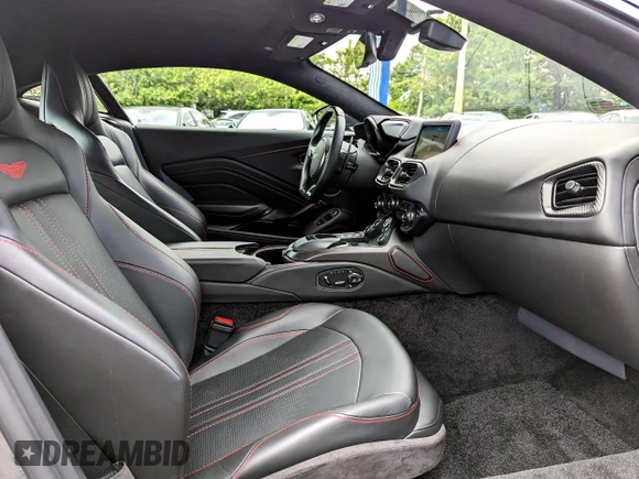 2019 Aston Martin Vantage z VIN SCFSMGAW4KGN0143X, wystawiony jako Copart lot #49525045 z przebiegiem 9 949 mil mil oraz Czysty tytuł • Clean title. Historia ofert i sprzedaży dostępna na DreamBid. Obrazek 5.
