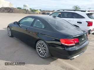 2007 BMW 3 Series 328i z VIN WBAWB33537PU87223, wystawiony jako IAAI lot #42781507 z przebiegiem 65 708 mil mil oraz . Historia ofert i sprzedaży dostępna na DreamBid. Obrazek 3.