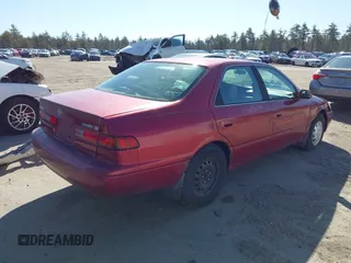 1998 Toyota Camry LE z VIN 4T1BG22K9WU367829, wystawiony jako IAAI lot #41820041 z przebiegiem 226 699 mil mil oraz . Historia ofert i sprzedaży dostępna na DreamBid. Obrazek 4.