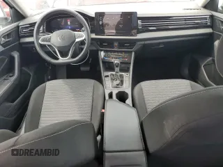 2025 Volkswagen Jetta S z VIN 3VW5X7BU0SM022894, wystawiony jako Copart lot #58201265 z przebiegiem 7 939 mil mil oraz Czysty tytuł • Clean title. Historia ofert i sprzedaży dostępna na DreamBid. Obrazek 8.
