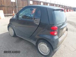 2009 Smart fortwo Pure z VIN WMEEJ31X59K312270, wystawiony jako IAAI lot #41910686 z przebiegiem 111 107 mil mil oraz . Historia ofert i sprzedaży dostępna na DreamBid. Obrazek 3.