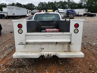 2006 Ford F-250 z VIN 1FDNF20506EC75421, wystawiony jako Copart lot #58069295 z przebiegiem 176 547 mil mil oraz Szkoda całkowita • Salvage title. Historia ofert i sprzedaży dostępna na DreamBid. Obrazek 6.