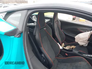 2023 McLaren Artura z VIN SBM16AEA2PW001787, wystawiony jako IAAI lot #41842771 z przebiegiem 2352 mil mil oraz . Historia ofert i sprzedaży dostępna na DreamBid. Obrazek 8.