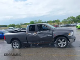 2015 Ram 1500 Outdoorsman z VIN 1C6RR7GM7FS720009, wystawiony jako IAAI lot #42551644 z przebiegiem 67 261 mil mil oraz . Historia ofert i sprzedaży dostępna na DreamBid. Obrazek 13.