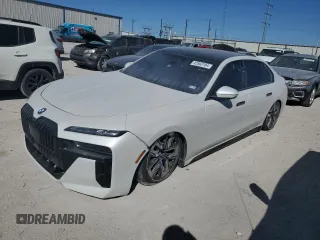 2023 BMW i7 xDrive60 z VIN WBY53EJ05PCM58262, wystawiony jako Copart lot #42563184 z przebiegiem 10 718 mil mil oraz . Historia ofert i sprzedaży dostępna na DreamBid. Obrazek 1.