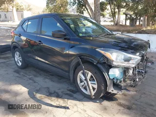 2020 Nissan Kicks S z VIN 3N1CP5BV7LL482975, wystawiony jako IAAI lot #42301038 z przebiegiem 96 131 mil mil oraz . Historia ofert i sprzedaży dostępna na DreamBid. Obrazek 1.