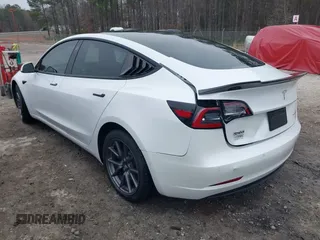 2021 Tesla Model 3 Long Range z VIN 5YJ3E1EB9MF014985, wystawiony jako IAAI lot #41672208 z przebiegiem 52 222 mil mil oraz . Historia ofert i sprzedaży dostępna na DreamBid. Obrazek 3.