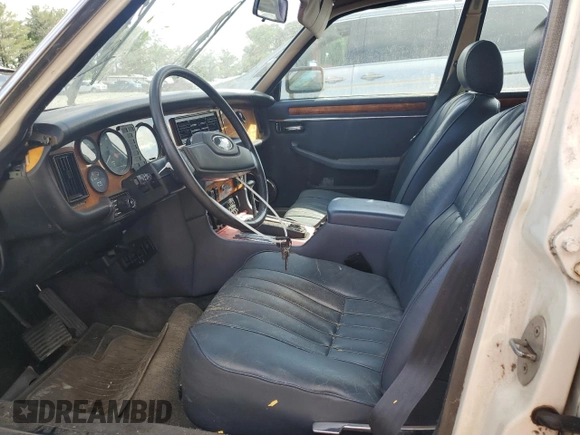 1986 Jaguar XJ z VIN SAJAV1346GC461014, wystawiony jako Copart lot #57785915 z przebiegiem 53 433 mil mil oraz Czysty tytuł • Clean title. Historia ofert i sprzedaży dostępna na DreamBid. Obrazek 7.