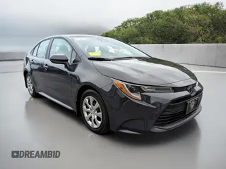 2023 Toyota Corolla LE z VIN 5YFB4MDE0PP038XXX, wystawiony jako Copart lot #61693555 z przebiegiem 31 126 mil mil oraz Czysty tytuł • Clean title. Historia ofert i sprzedaży dostępna na DreamBid. Obrazek 1.