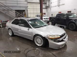 1998 Honda Accord EX z VIN 1HGCG1655WA034425, wystawiony jako IAAI lot #41581959 z przebiegiem 228 715 mil mil oraz . Historia ofert i sprzedaży dostępna na DreamBid. Obrazek 1.
