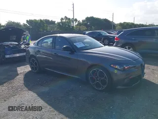 2024 Alfa Romeo Giulia Veloce z VIN ZARFAMBN5R7677885, wystawiony jako IAAI lot #40748003 z przebiegiem 2 214 mil mil oraz . Historia ofert i sprzedaży dostępna na DreamBid. Obrazek 1.