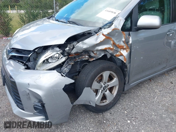 2018 Toyota Sienna LE Auto Access Seat with VIN 5TDKZ3DC5JS945951, listed as a IAAI auction lot 41689856 with 103,537 mi miles. Bid and sale history available at carsss.com. Image 18.