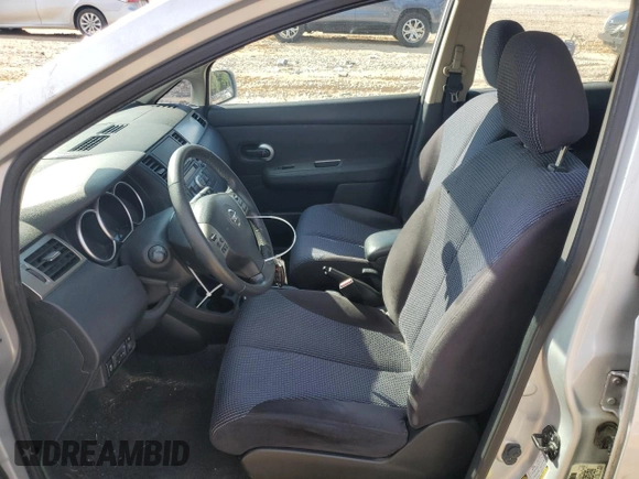 2011 Nissan Versa SL z VIN 3N1BC1CP8BL507316, wystawiony jako Copart lot #45740375 z przebiegiem 102 795 mil mil oraz Szkoda całkowita • Salvage title. Historia ofert i sprzedaży dostępna na DreamBid. Obrazek 7.