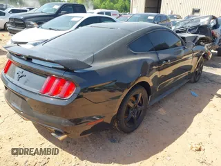 2017 Ford Mustang V6 z VIN 1FA6P8AM5H5256208, wystawiony jako IAAI lot #42069664 z przebiegiem 82 427 mil mil oraz . Historia ofert i sprzedaży dostępna na DreamBid. Obrazek 4.