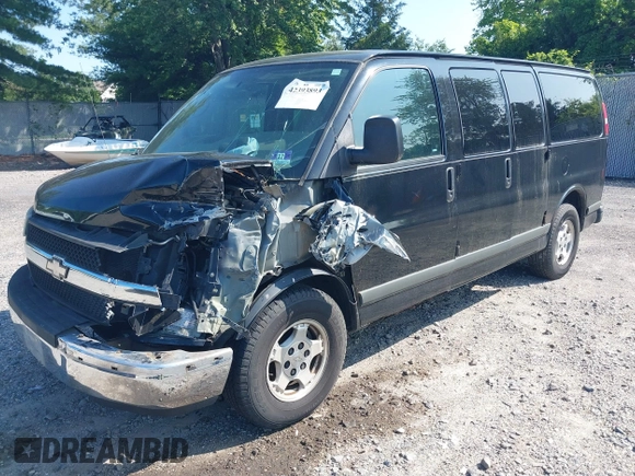 2005 Chevrolet Express Passenger z VIN 1GNFG15T751169844, wystawiony jako IAAI lot #42393893 z przebiegiem 226 673 mil mil oraz . Historia ofert i sprzedaży dostępna na DreamBid. Obrazek 18.