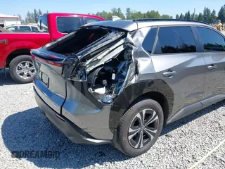 2024 Toyota bZ4X XLE z VIN JTMABACA5RA070254, wystawiony jako IAAI lot #42427736 z przebiegiem 5 718 mil mil oraz . Historia ofert i sprzedaży dostępna na DreamBid. Obrazek 6.